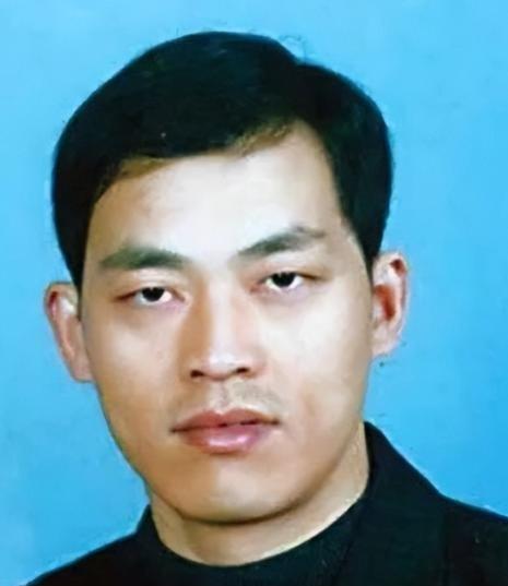 2003年10月，罪犯谢先荣被击毙后痛苦的倒在地上，身上已经失去了生命的体征。法
