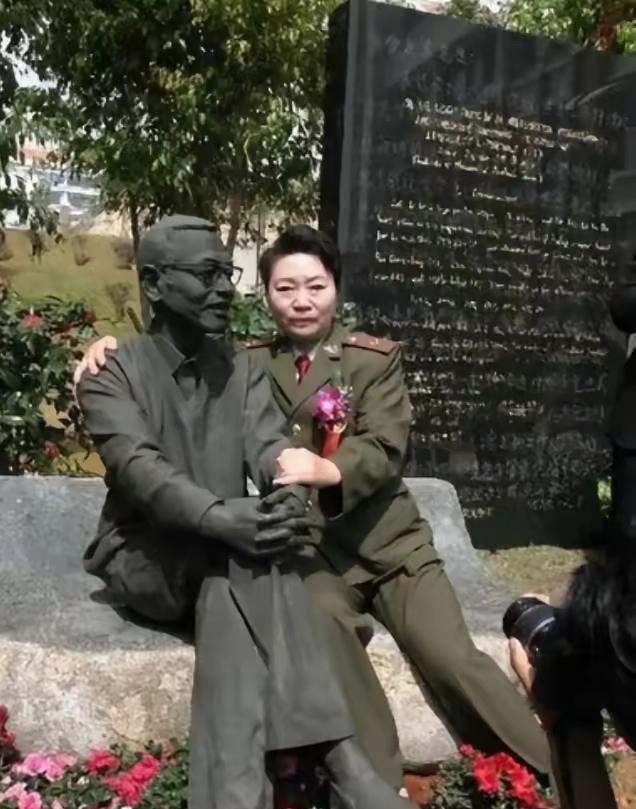 1997年，陈景润的妻子坐在丈夫的雕塑旁，紧紧搂住“丈夫”的肩膀，留下了这张感人