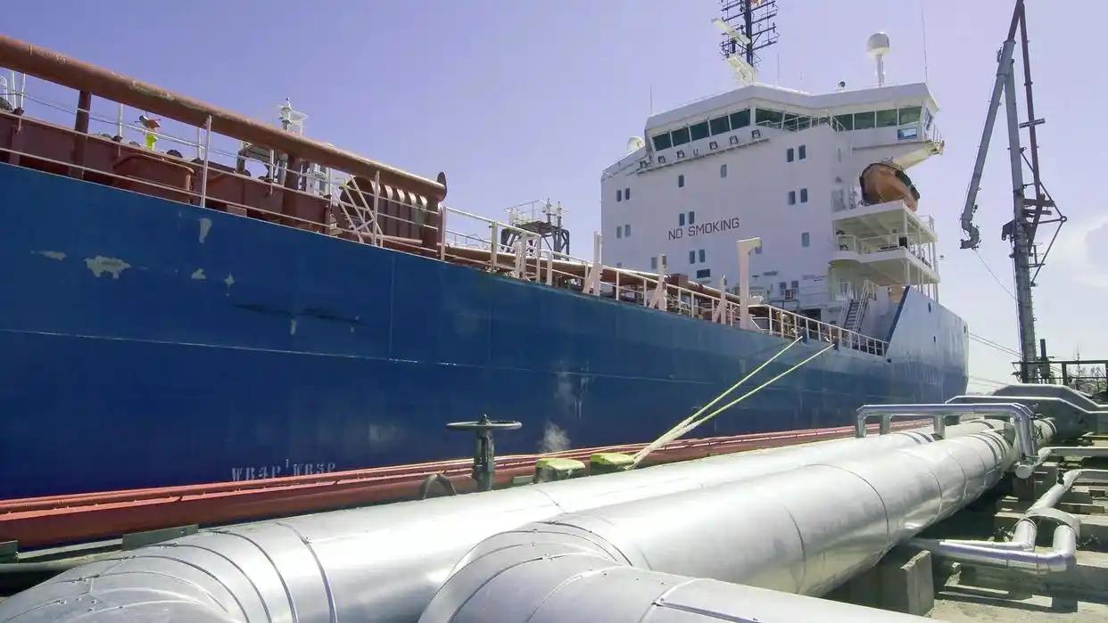 一艘载着美国原油的油轮靠岸东京湾，日本媒体兴奋宣称摆脱能源卡脖子风险，可炼油厂却