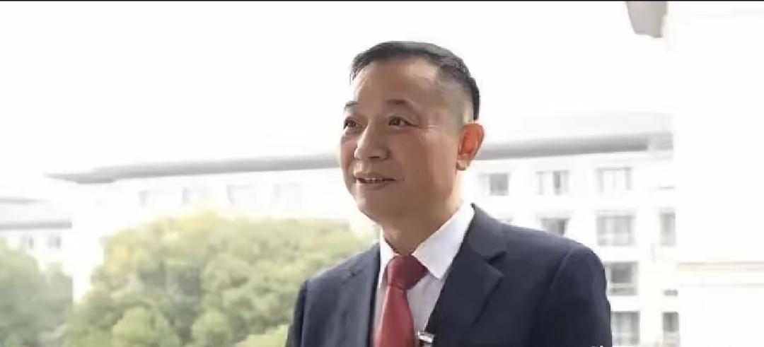 雷峻峰代表在两会讲了实话：孩子睡不够、戴眼镜像戴口罩、一提考试就心慌。这不是喊口