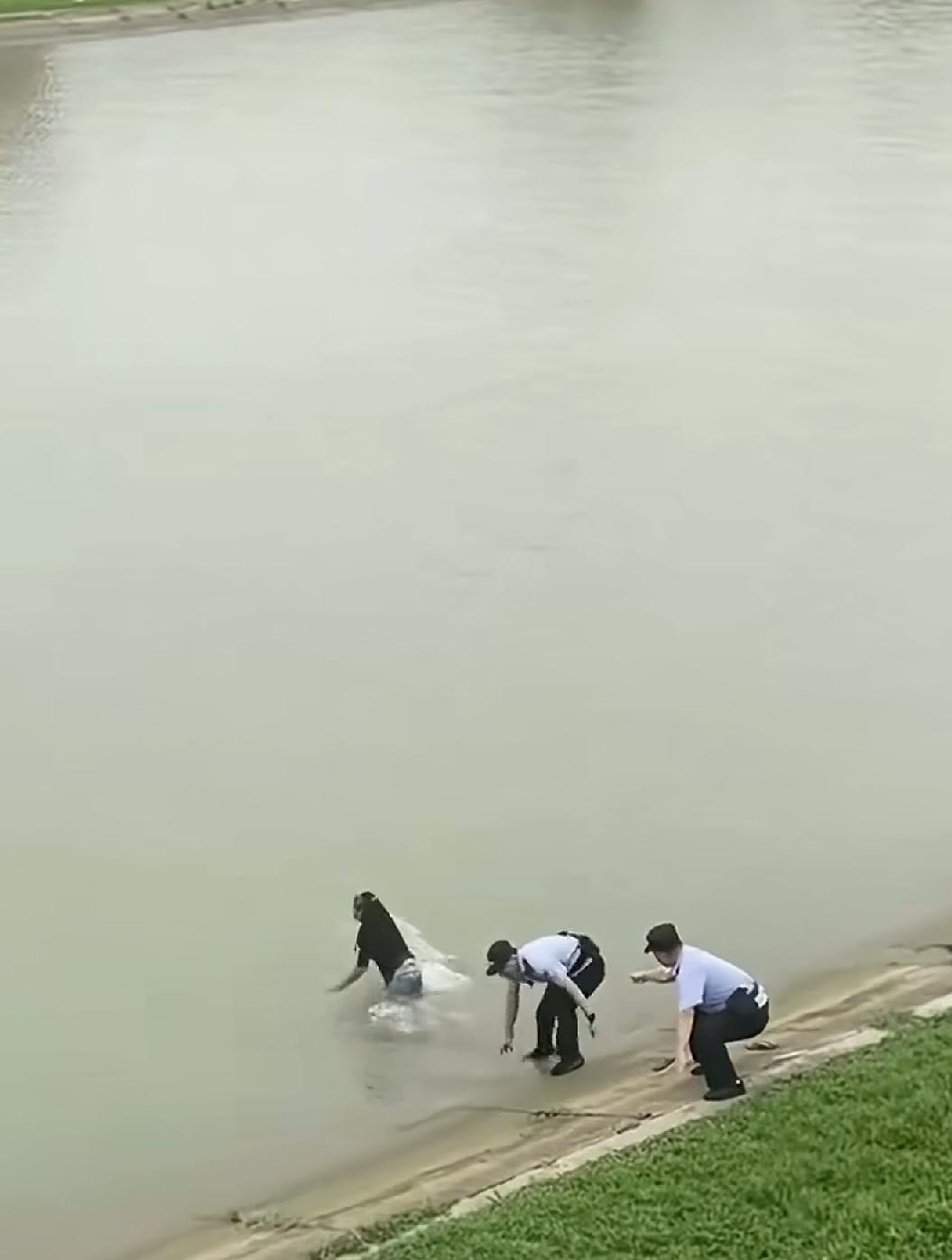 我支持警察，没有贸然下水救人，警察也是人，对于这种主动寻死的人，不要再牺牲别人了