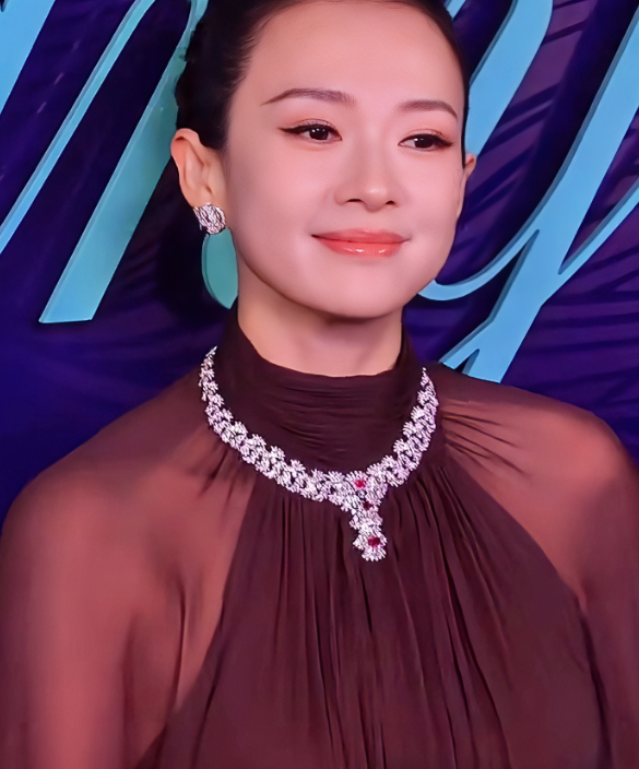 章子怡就甩出一张王炸用实打实的身价告诉所有人：女人不嫁豪门，自己就是豪门当年