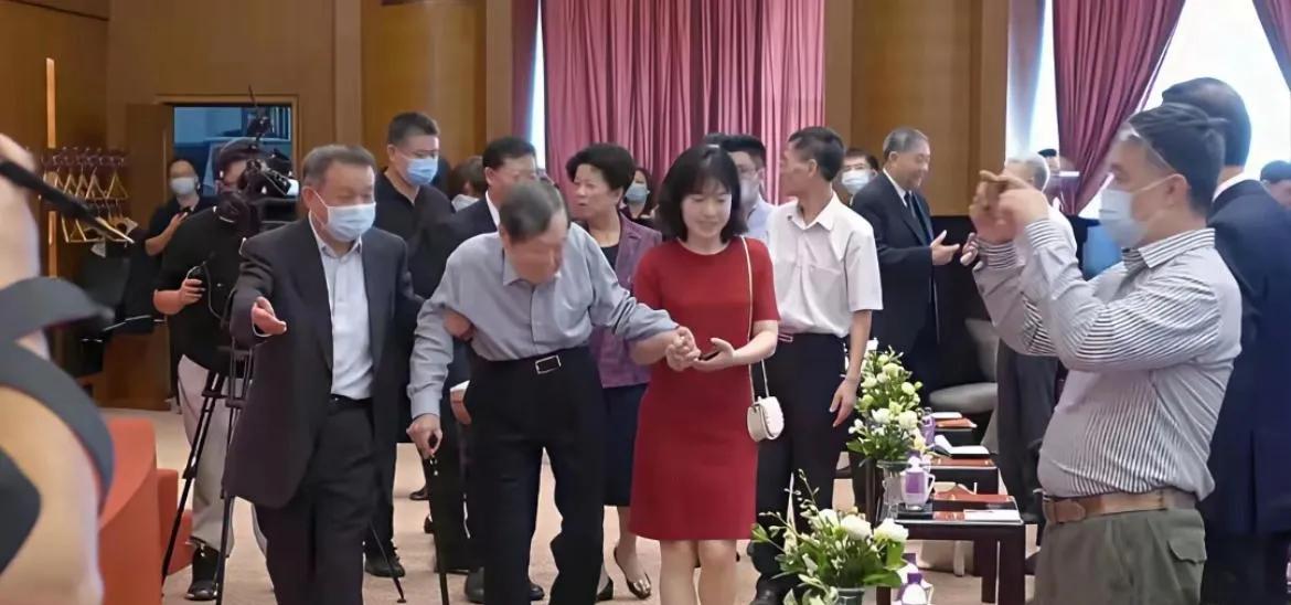 103岁扬振宁太拼了！21年相伴，翁帆陪出“婆样”。103岁的扬振宁