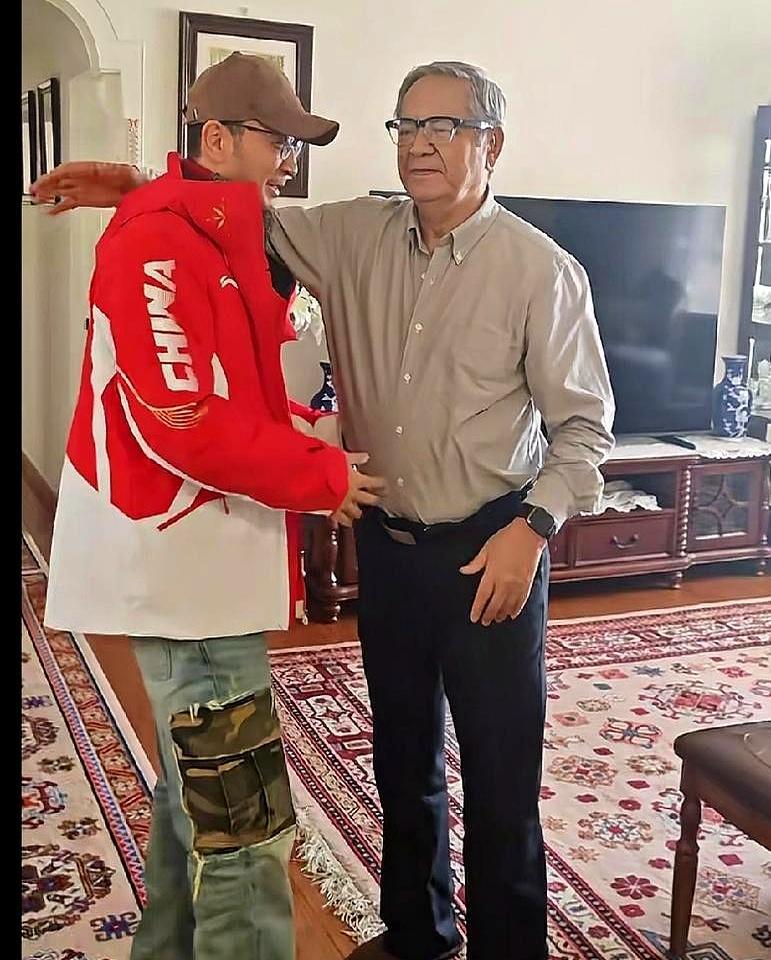 春晚王牌主持尼格买提，大年初三凌晨三点在自家厨房跟父母抢最后一块热馕。没有助理