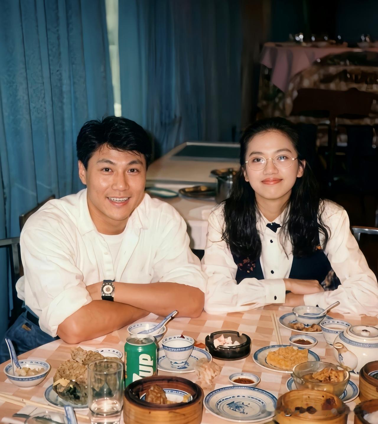 1991年，梅艳芳与男友林国斌一同在餐厅用餐时，留下的美好瞬间。当时梅艳芳28岁
