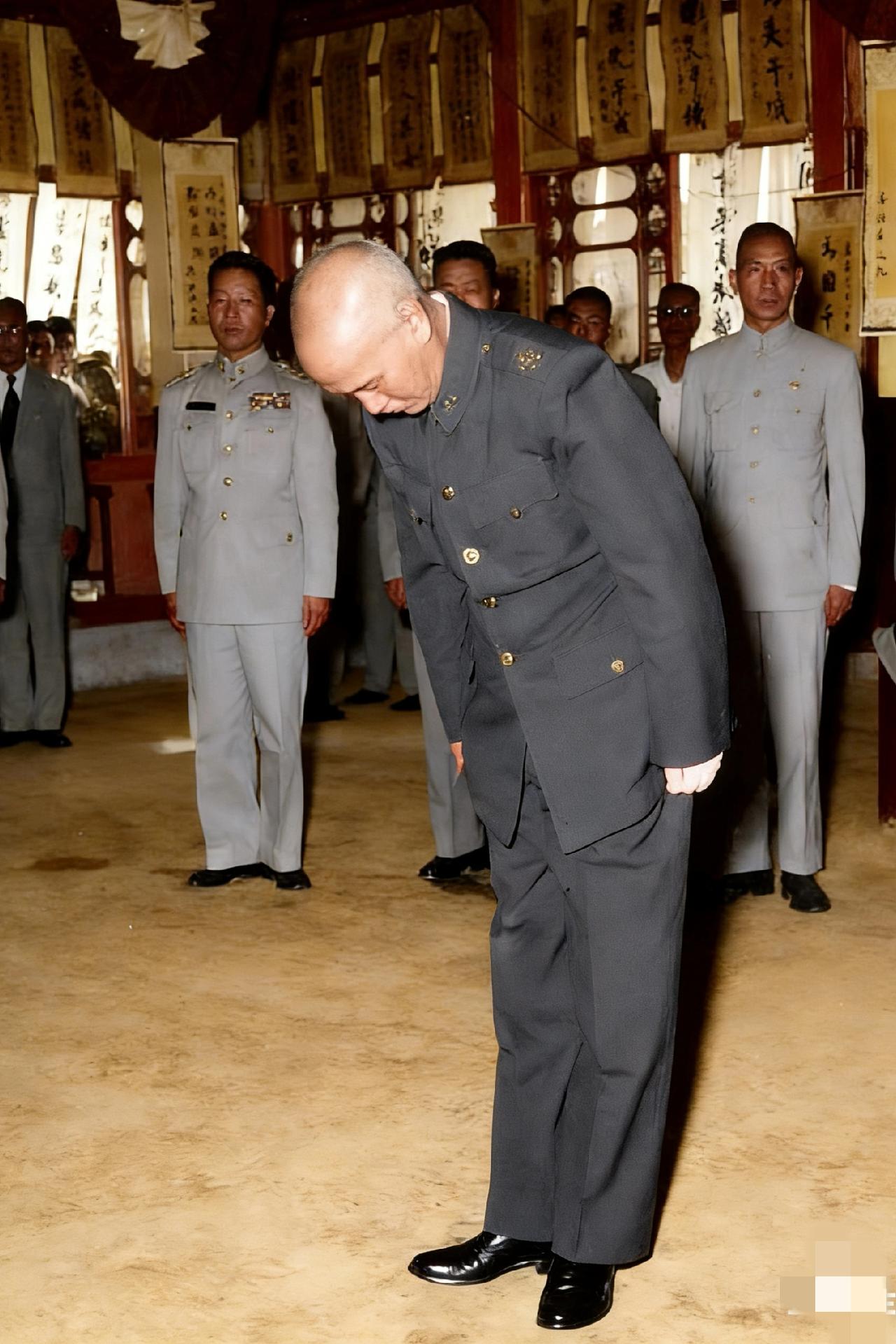 1954年，桂永清的葬礼上，蒋介石亲自前往灵堂悼念，这一幕被镜头定格成了一张罕见