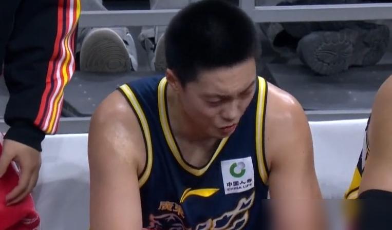 年薪千万，全场坐穿板凳。CBA广东大胜新疆，萨林杰的名字只出现在大名单里。整