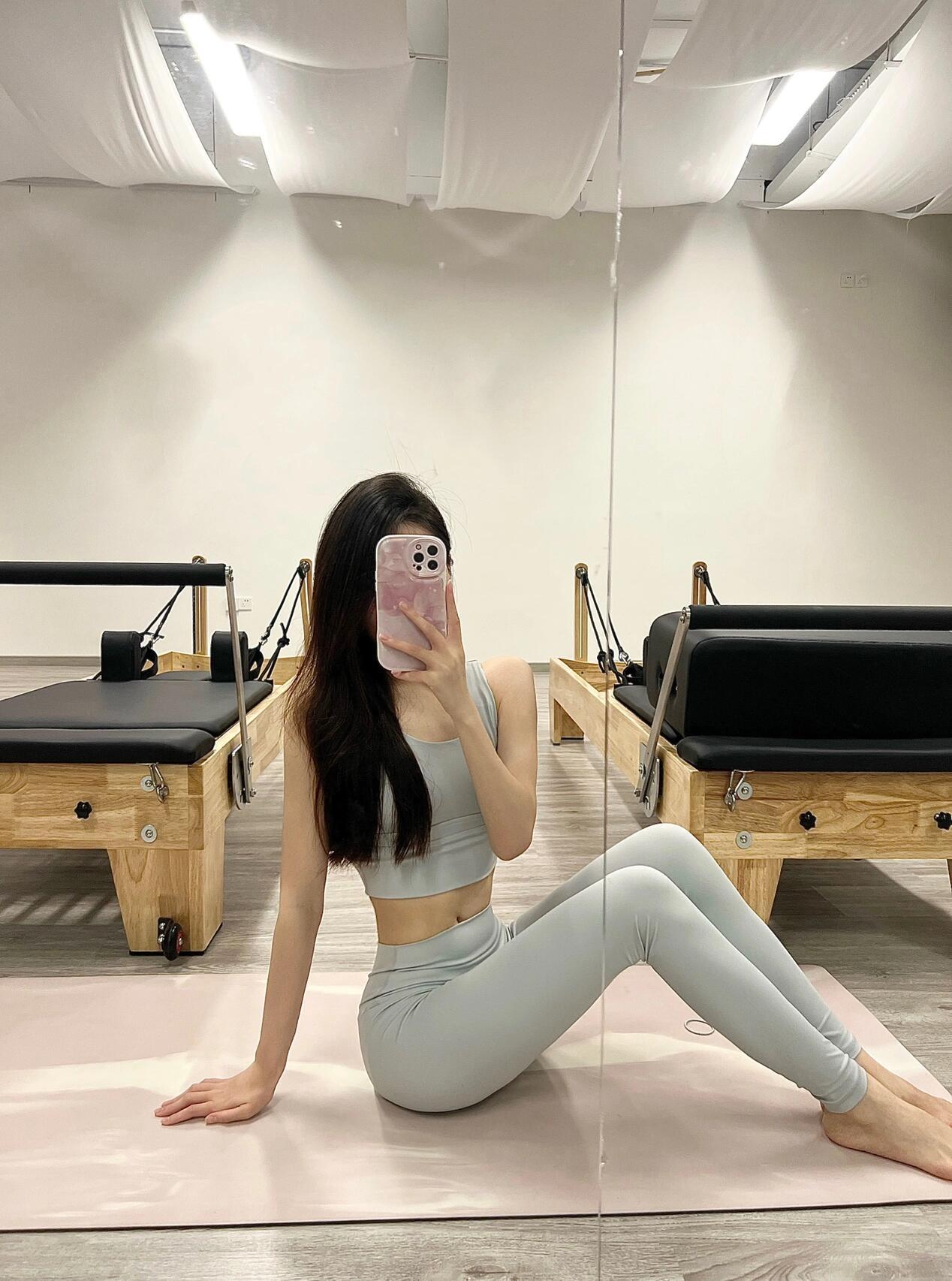 晚安啦宝宝们[吐舌头眯眼睛笑]人与人之间最珍贵的东西是什么?你还在坚持练习瑜伽吗?哪些诗