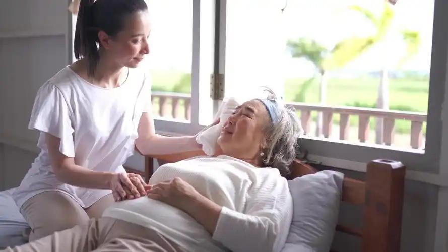 上海，老太太希望自己的晚年生活让女儿来照顾，就很信任地把自己的银行卡和存折都交给