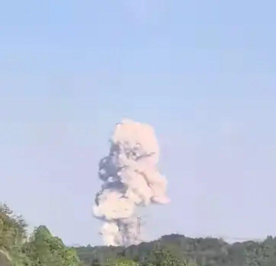 浏阳烟花厂爆炸几百斤石头被炸飞正在家里的官渡镇村民老张突然听见一声闷响，紧接着自