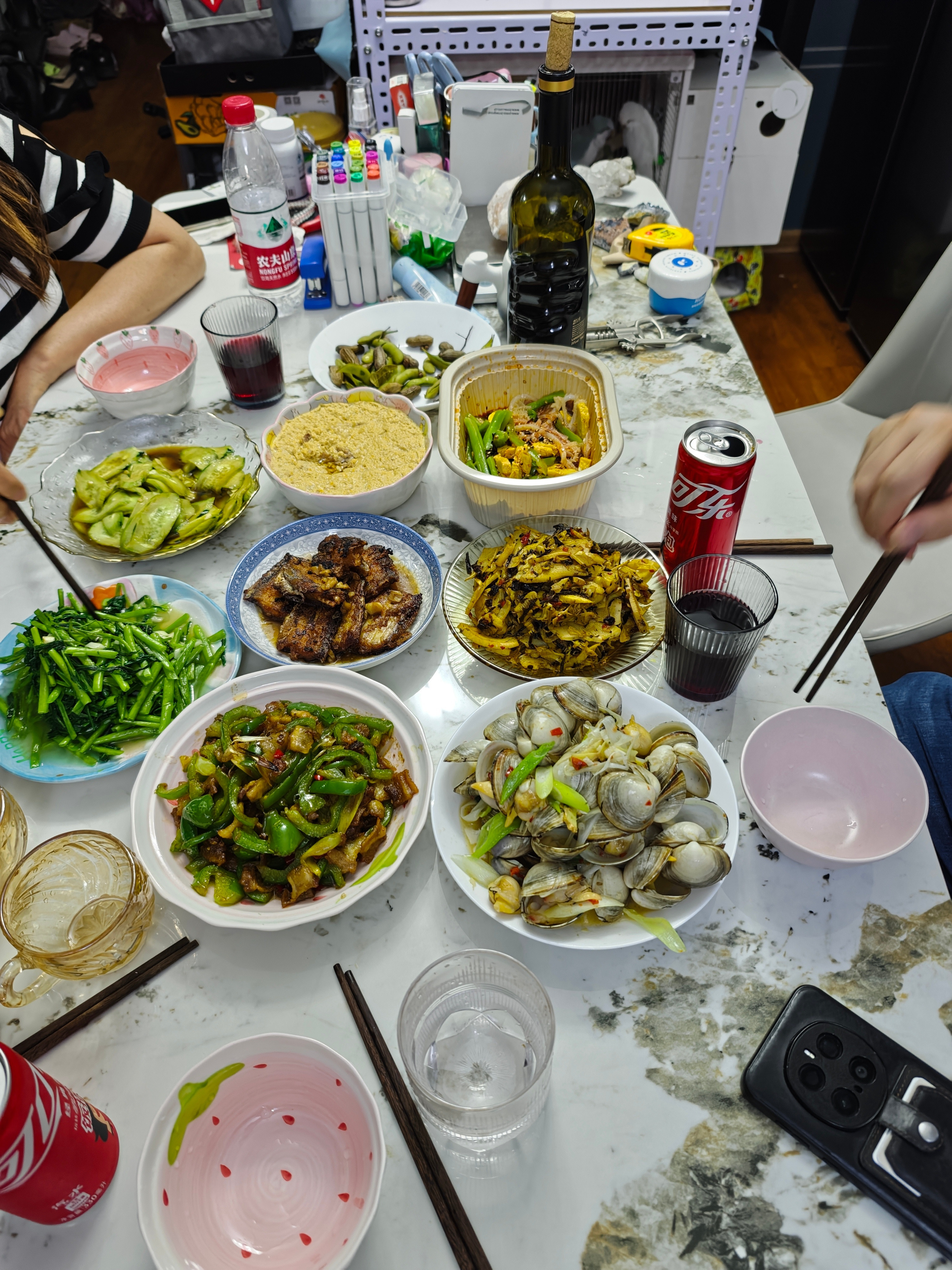 今天家里来客人了，从新加坡回来的，他用的荣耀手机，他说用不习惯iPhone，在外