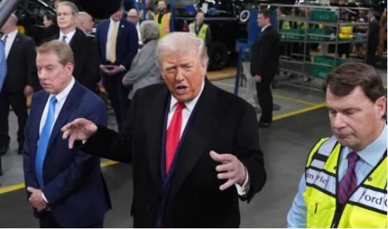 当地时间1月13日，当被问及中国市场是否会向美国商品开放时，特朗普公开表示：我认