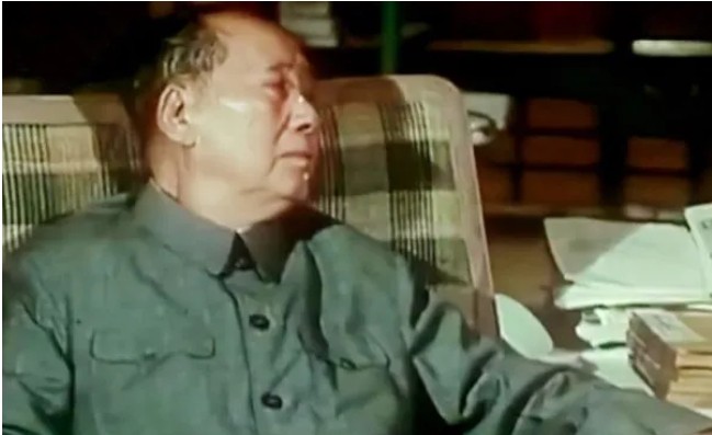 1976年春节，毛主席观看了人生最后一场电影。观影间，毛主席突然哭了起来，继而嚎