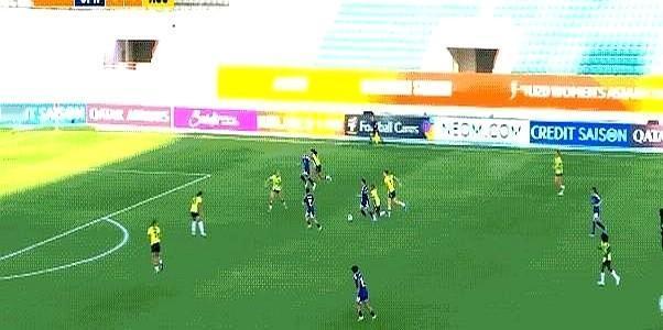 日本女足真的强，看她们踢球，球网猛地一抖，进球了！隔着屏幕都能感受到澳大利亚主场