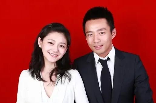 有一个很巧的事情，就是他和大s领证跟我和我老公领证是同一年同一天。当时我还跟我