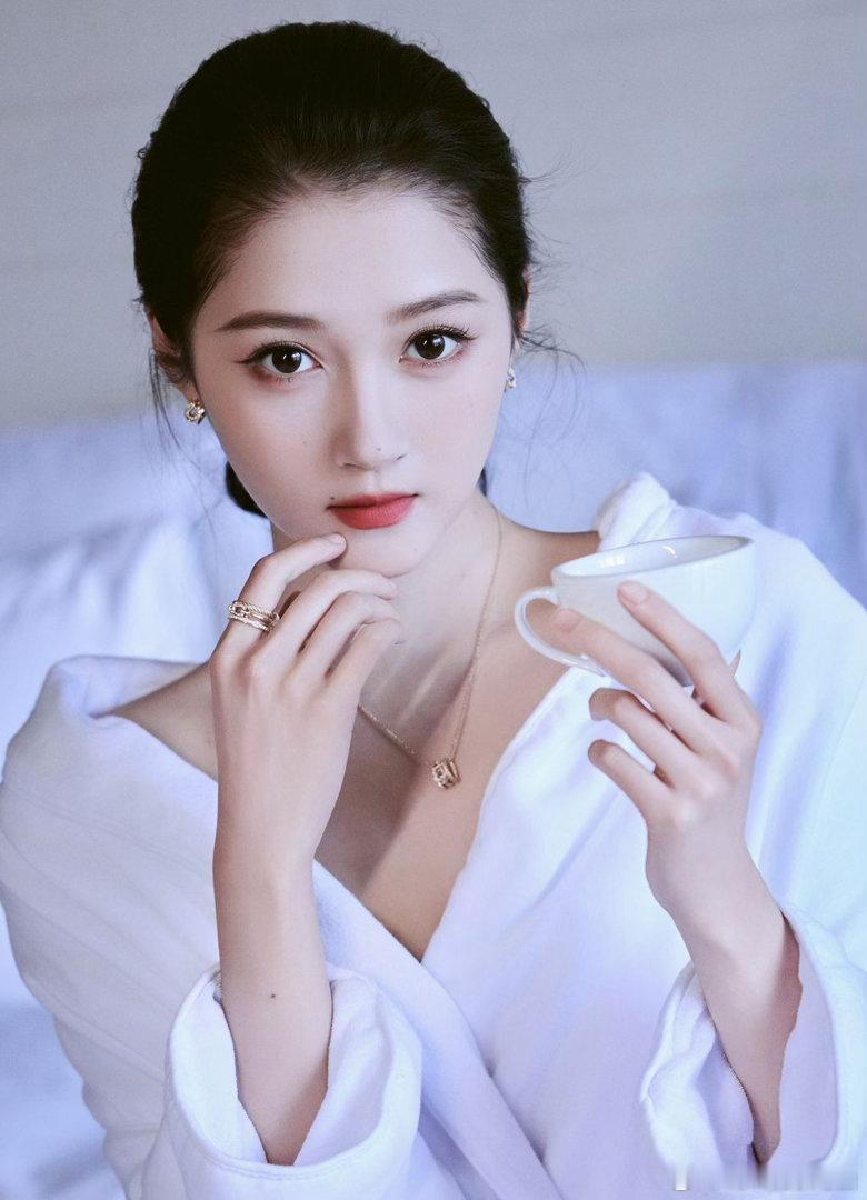 关晓彤请永远待在剧组🥰燕京活动完美出圈，关晓彤颜值体态双在线，温柔大气气场十足