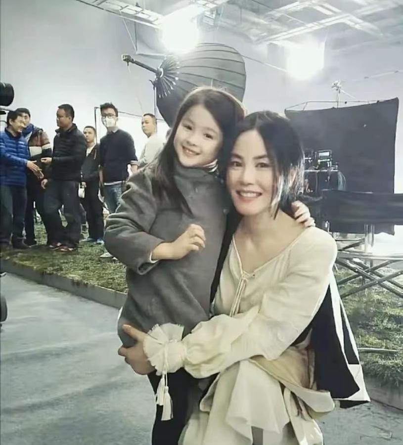 王菲就是歌手，不是演员吧？没记得她拍过什么剧呢。但是这张老照片，好像是在剧组的