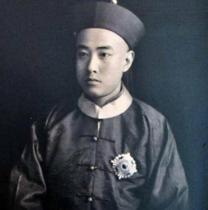 1886年，翁同龢在街上看到一个小孩在卖对联，他走近看了看，小孩的对联写的真不错