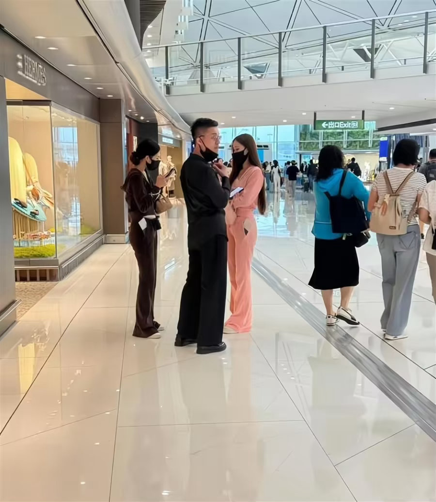 小S一家香港逛商场！老公穿紧身西装像导购，2女儿身材比大女儿好