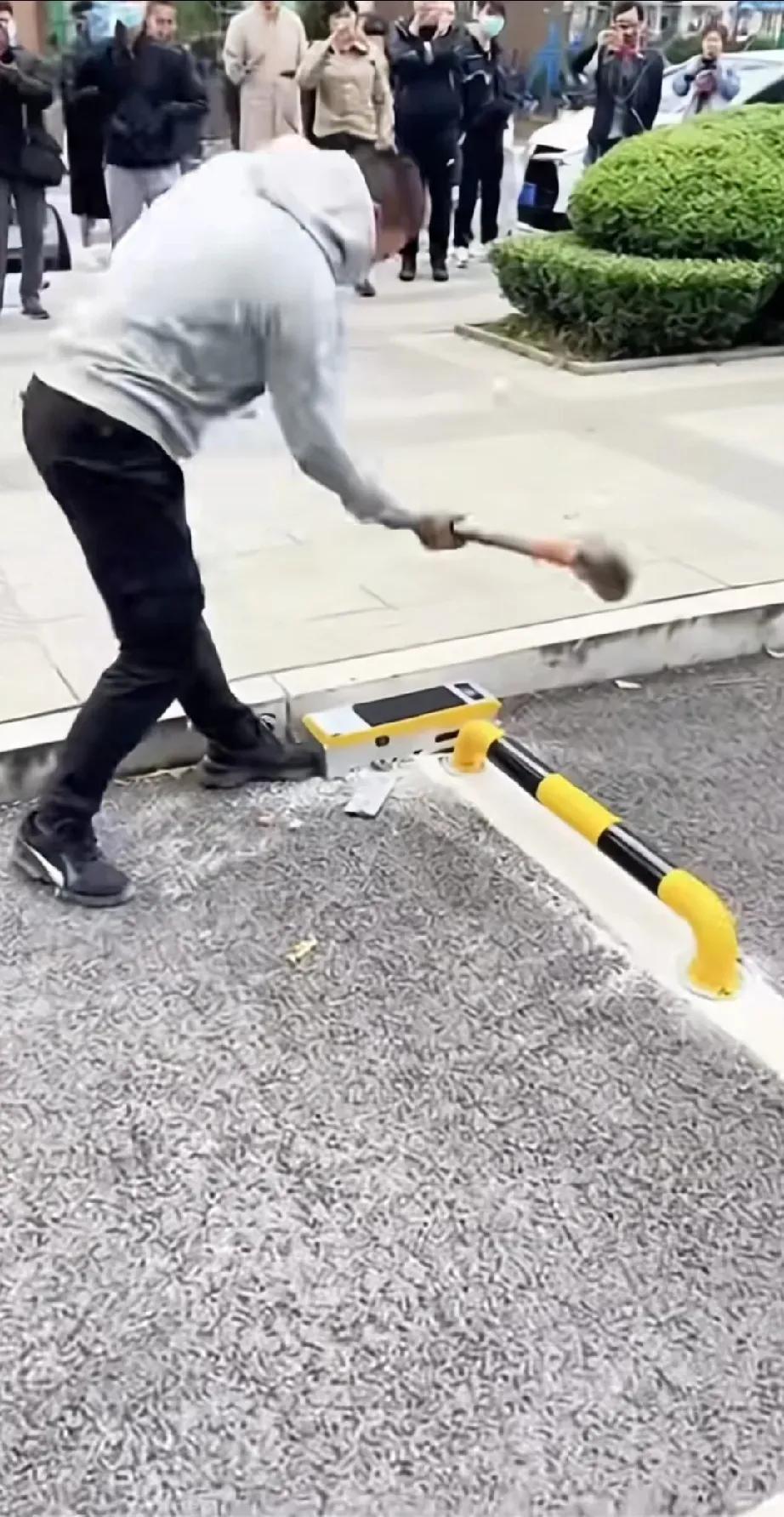 小伙怒砸为哪般？小伙一句话，大家纷纷拍手叫好“公路是国家的，画个圈就收费，我