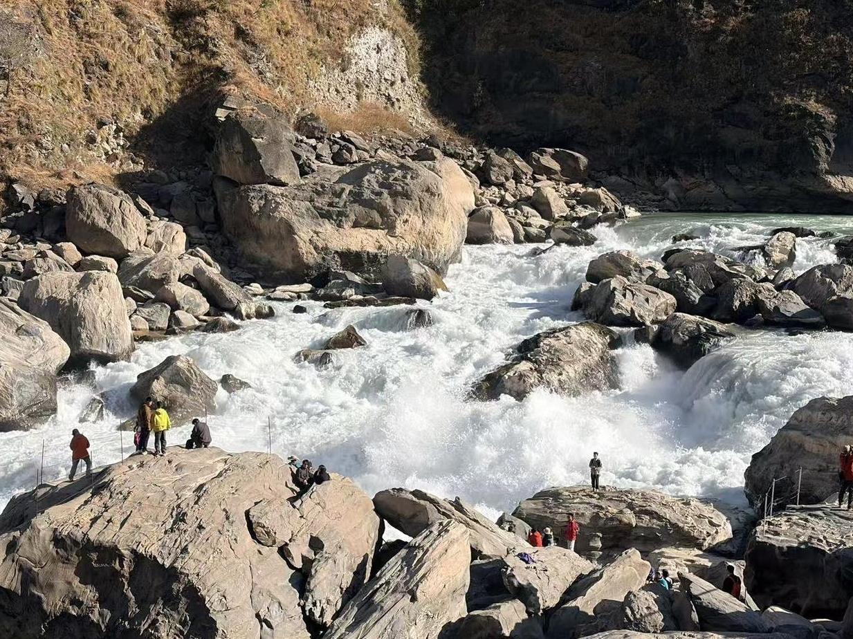 2月25号下午三点多，山东枣庄的杜某，和未婚妻在云南虎跳峡中虎跳的发疯石附近，排