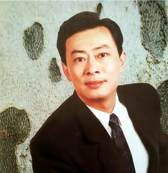 1995年，王诗槐树离婚后，和有智力残疾的儿子相依为命，有一次，有位老朋友来看他
