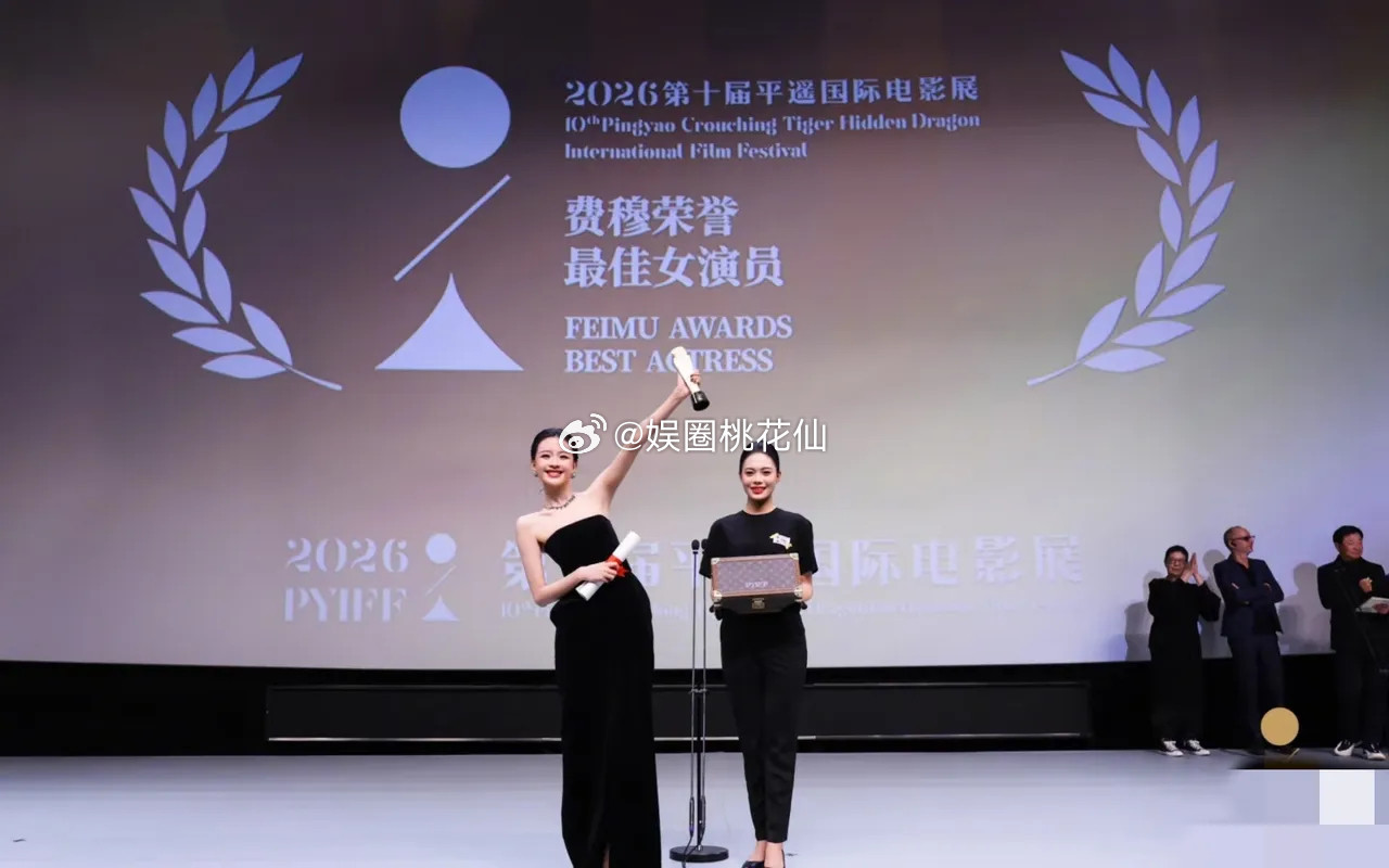 谁懂呀？董子健看孙怡获奖的眼神里，藏着成年人对感情的最高级体面！​​​