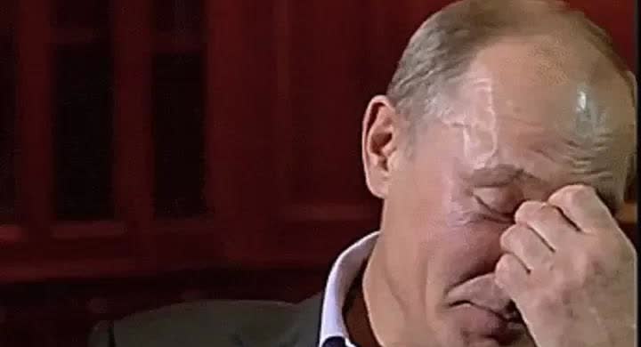 普京流泪了！强硬的普京为什么被俄乌战争拖进了战争泥潭？具体原因如下:
