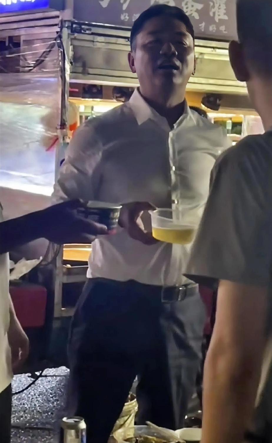 白手起家的大佬就是不一样，上的了全球论坛，也吃的了路边摊，真性情！怪不得这