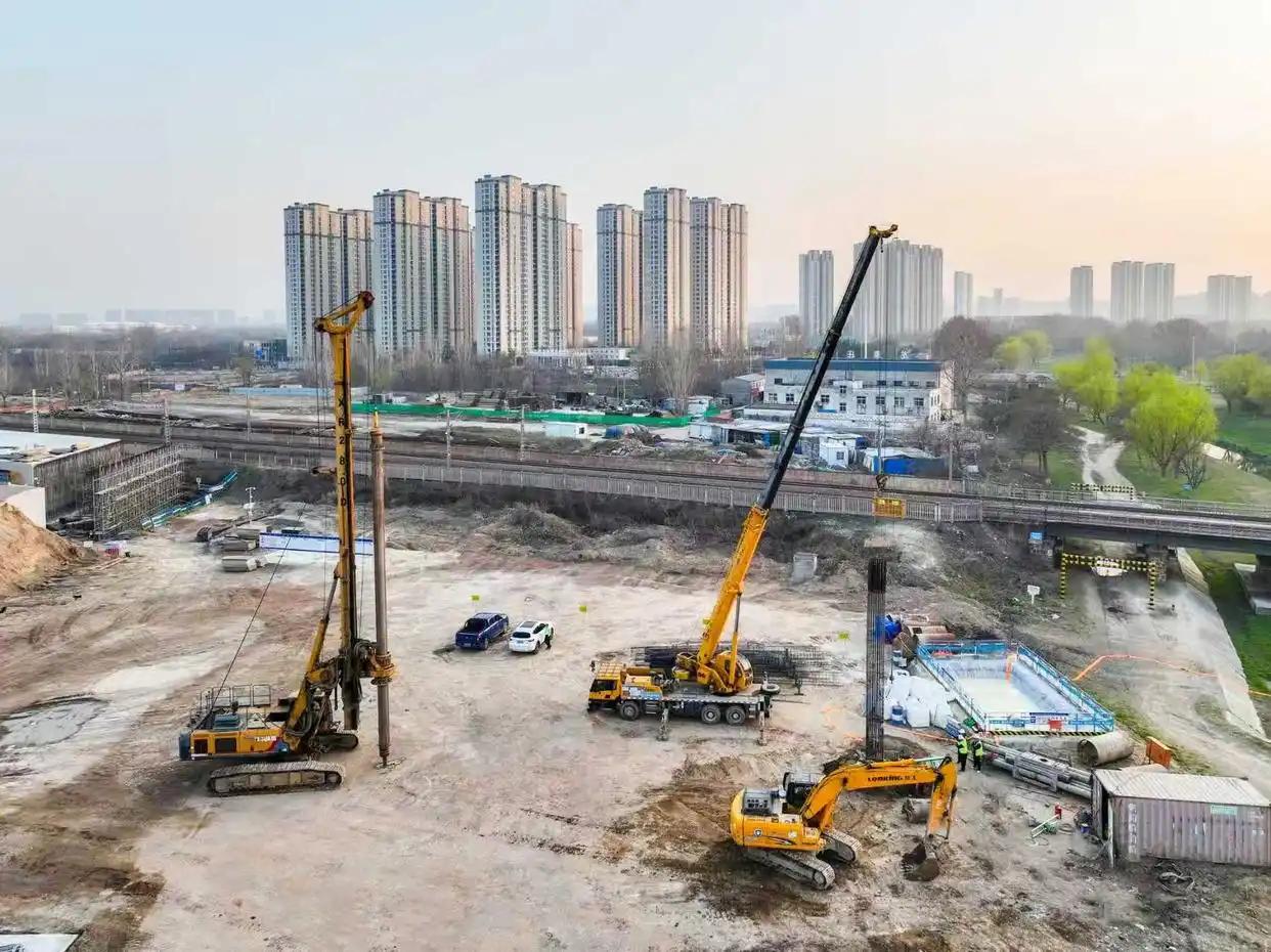 喜讯：郑州南站京广客线十七里河大桥启动！近日，新建郑州南站及相关工程京广客线十