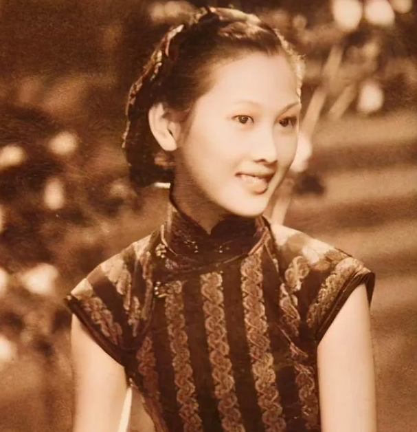 1936年，徐志摩的儿子徐积凯年满18岁。母亲张幼仪拉起他的手询问：儿子，你想要