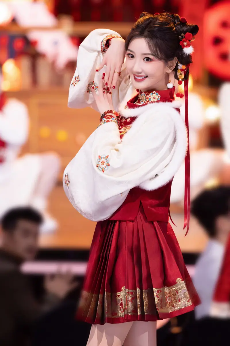 毛晓彤穿红色连衣裙秒变年画娃娃！皮肤白皙光滑可爱迷人