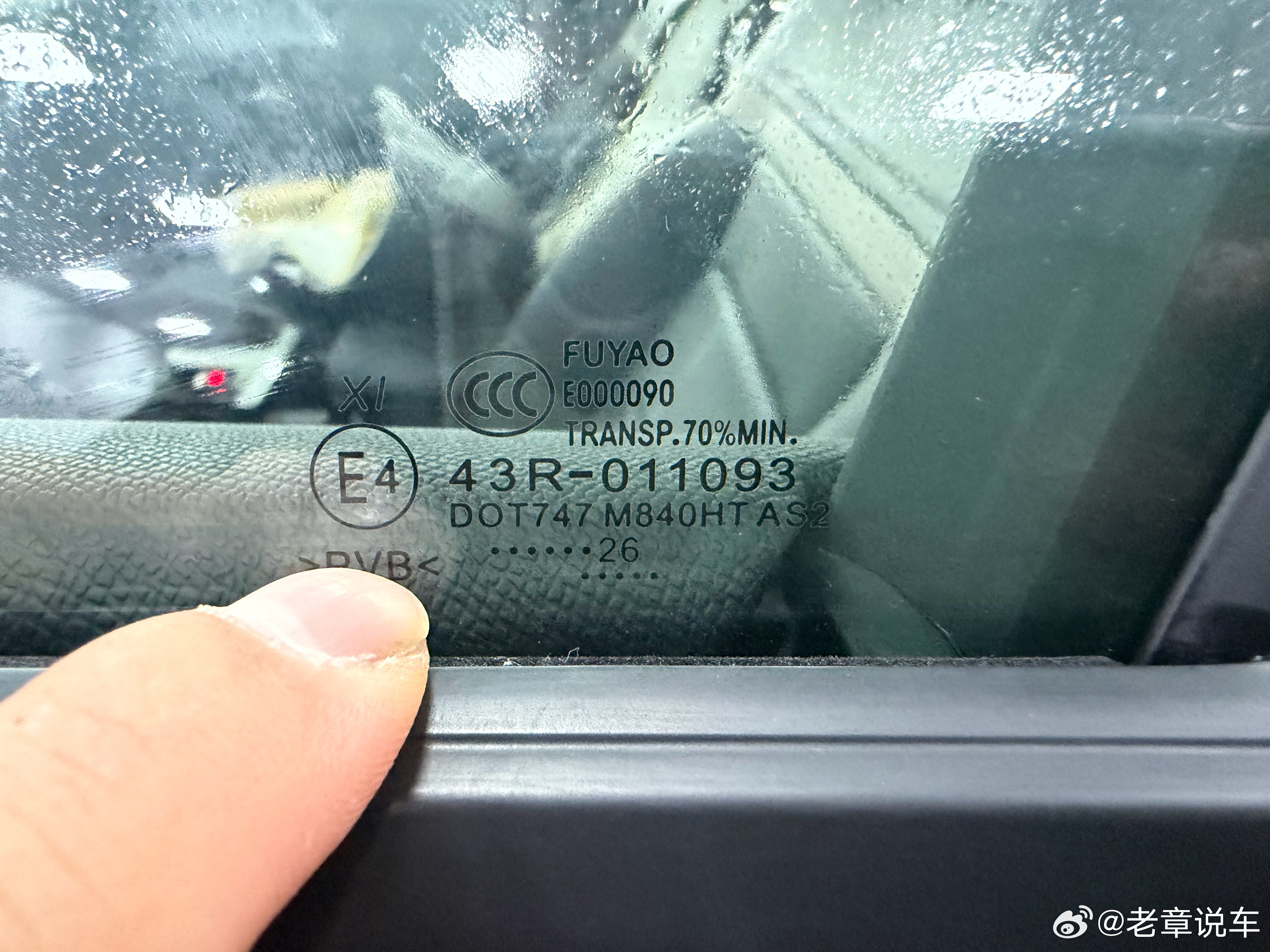 在如此卷的汽车环境下，新款凡尔赛C5X，坚守底线，无论是安全用料，舒适化配置，