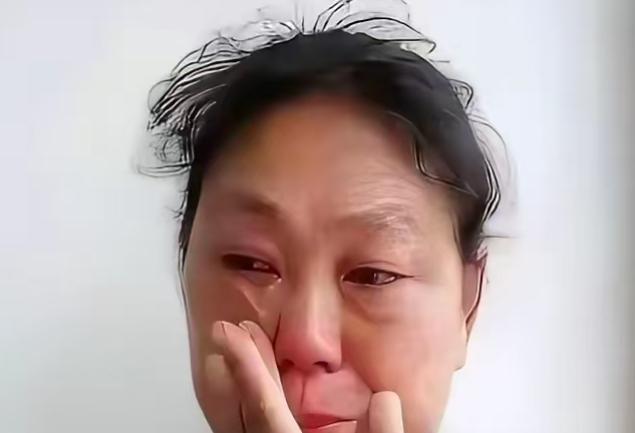 “亲妈一张嘴，直接把儿子的‘金饭碗’给端了！”近日，上海一位大妈在500人大群里