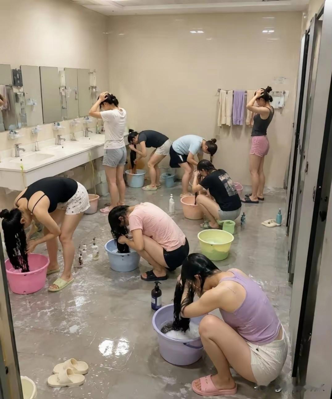 一张宿舍洗头照发妈妈后，她沉默了好久😭昨晚给妈妈发了张宿舍新淋浴的照片，对
