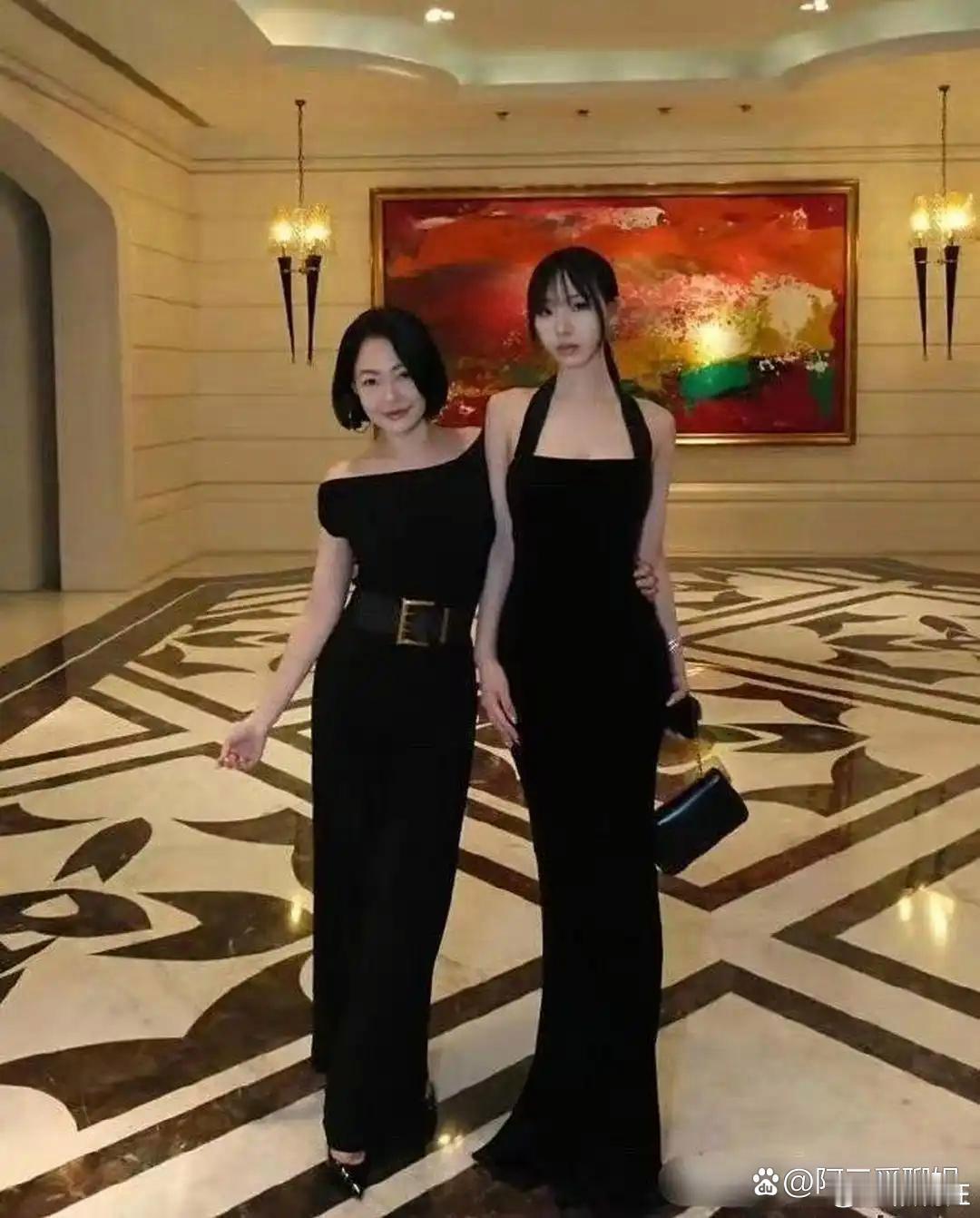 小s和女儿合照，无论怎么摆姿势，都被女儿的身高和气质比下去了..