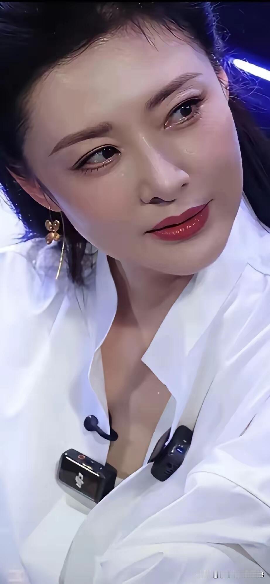 这是央视最有气质的女主持人，温柔大方，稳重内敛，气质端庄，符合大众的审美眼光，比