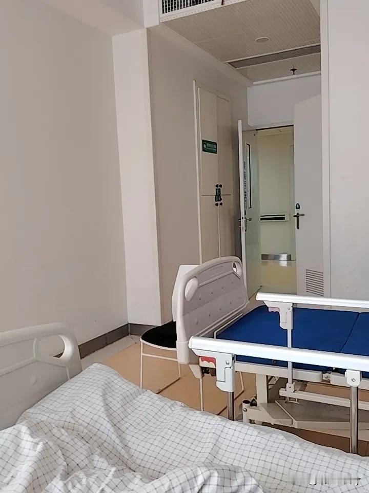 在医院住院一个星期以来,很多感触想记录一下。首先是医护人员的无奈以及无力,这是