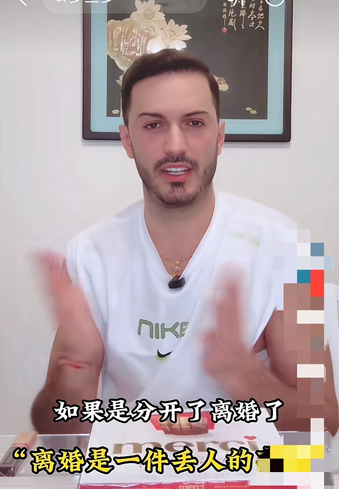 罗兰多气急败坏，又开始蛐蛐于文红了：你一个结过五次婚的老女人，头发都白了，还出去