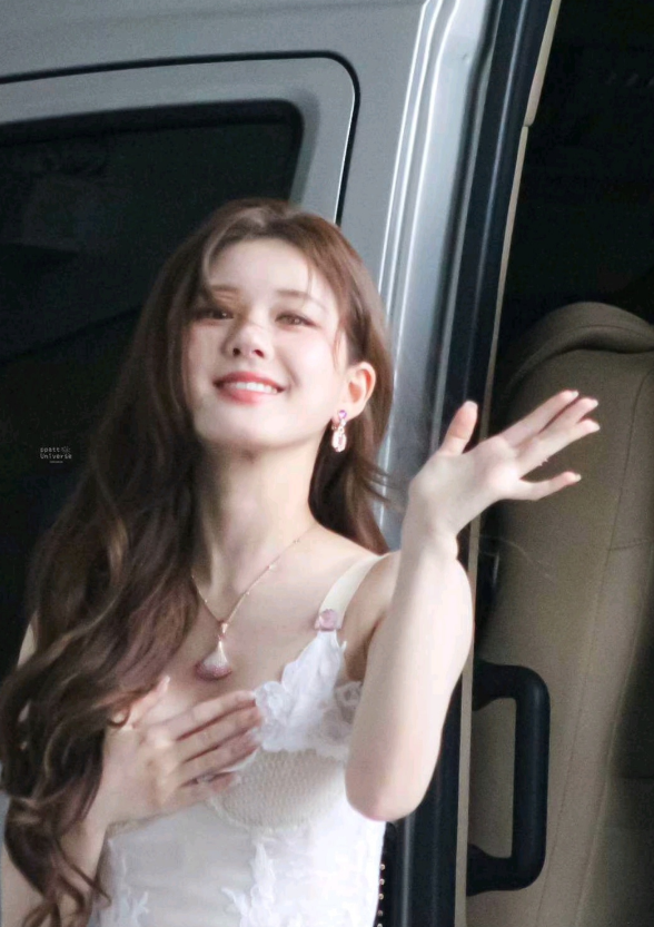 不张扬不艳丽，就是很舒服的萌和好看