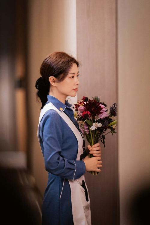 朱珠因新剧保洁服造型被调侃穿出高定感，她幽默回应：角色许蜜语是211毕业的精英人