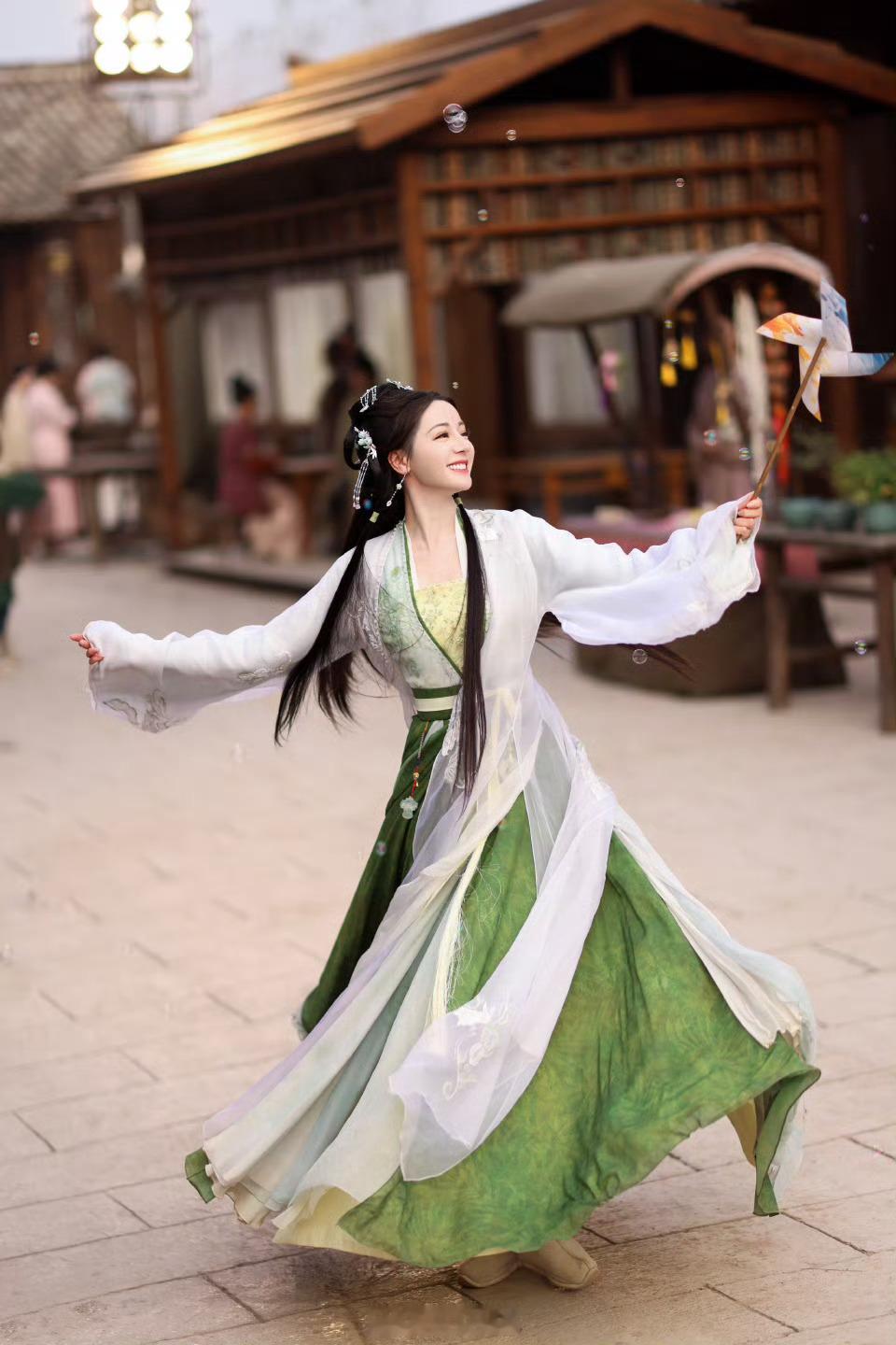 迪丽热巴贺思慕最新绿衣剧照灵主大人美得不可方物，想看想看想看迪丽热巴破300万剧