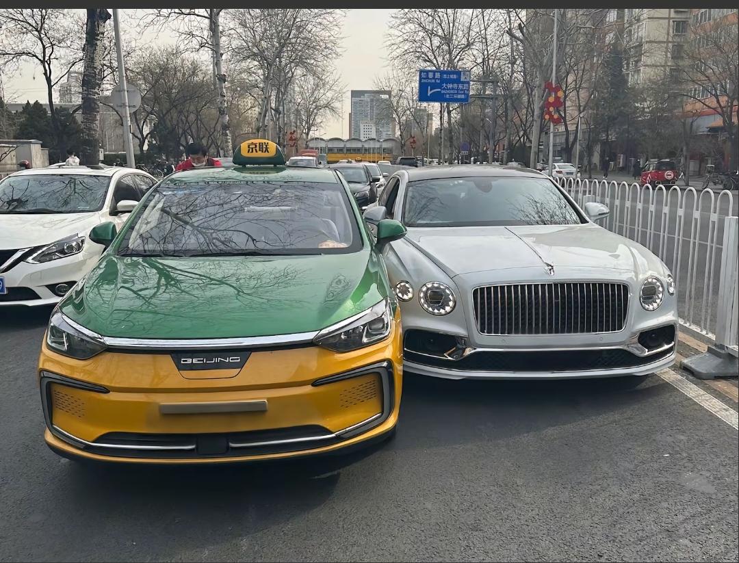 北京一辆出租车加塞宾利！3月6日北京发生的一起普通的刮蹭，没有任何的意外是出