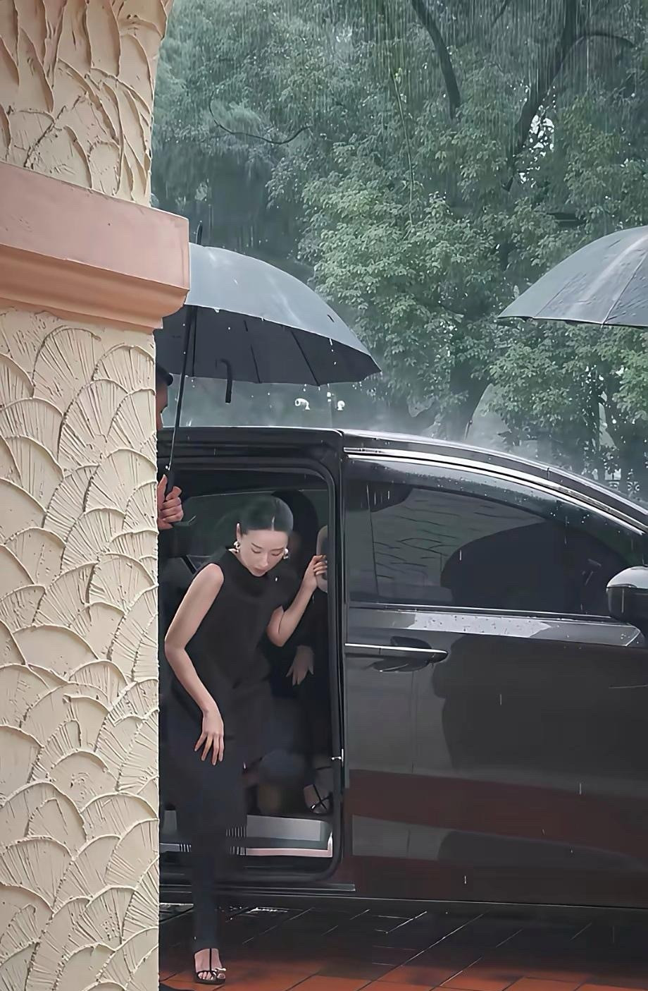 这个头骨，真的保了董洁半辈子的白月光称号。​​​