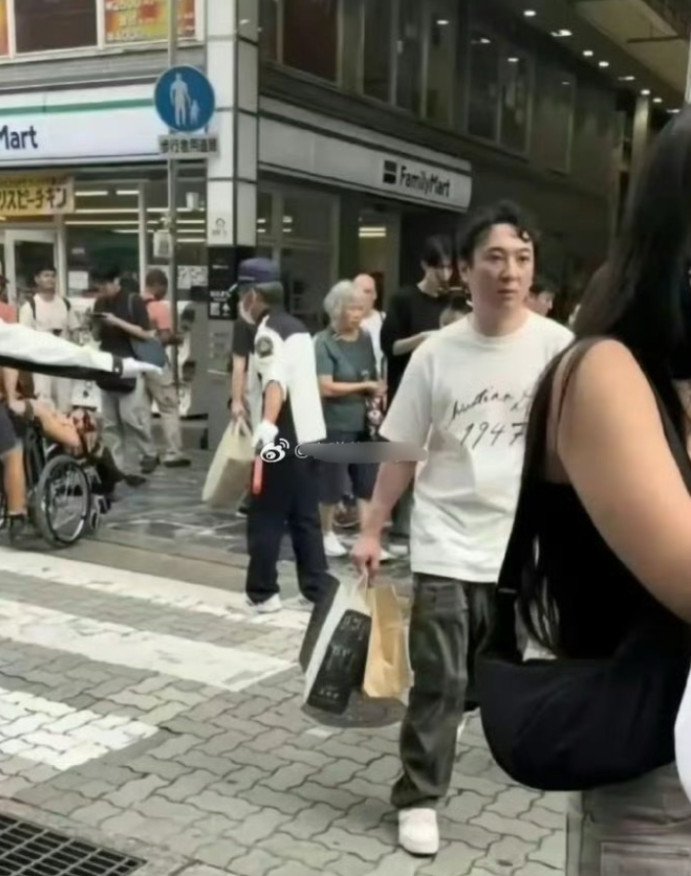 据说这是王思聪在日本花了5万剪的发型，没看得出来贵在哪里。