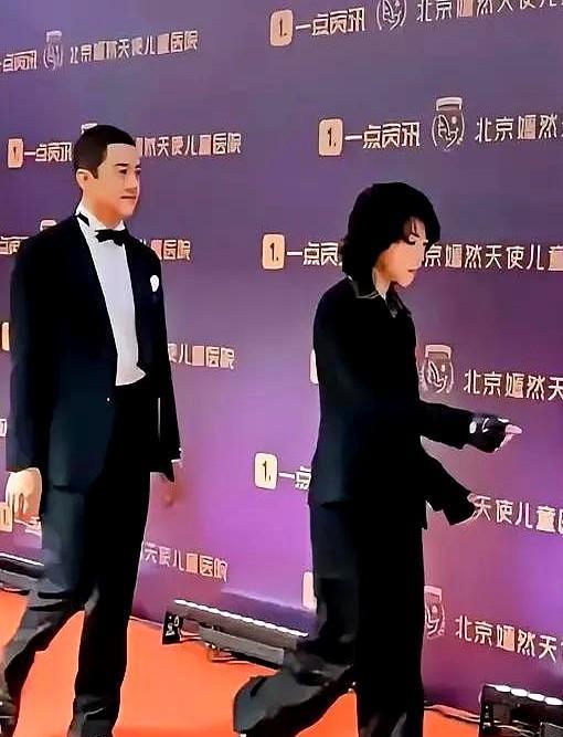 李亚鹏三个女儿，将来，感觉真正能帮到他的只有窦靖童，别看这个不是亲生的。最近李