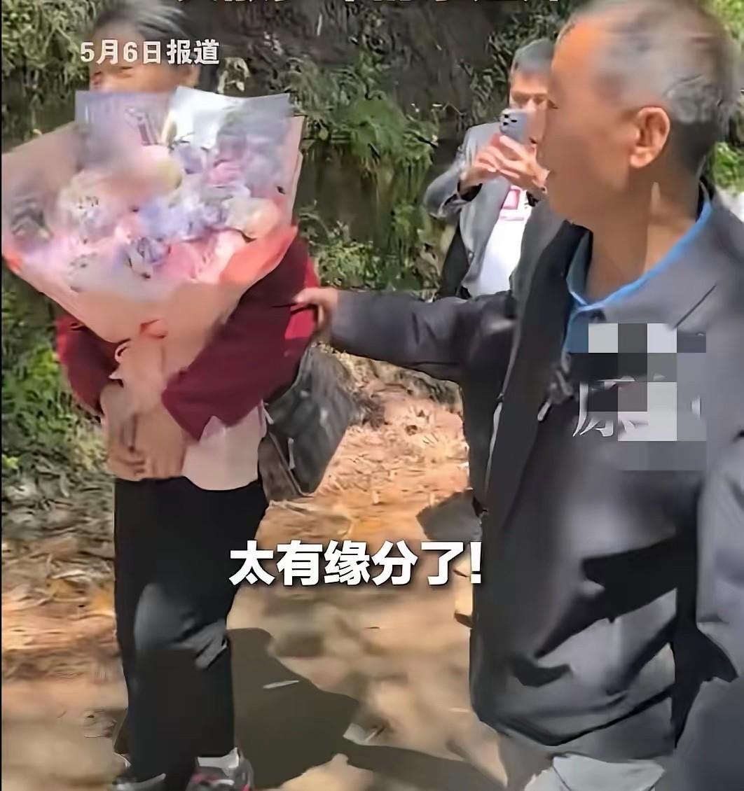 缘分实在太奇妙！5月6日都市现场报道，四川发生一桩离奇巧合，男子在家刷短视频时，