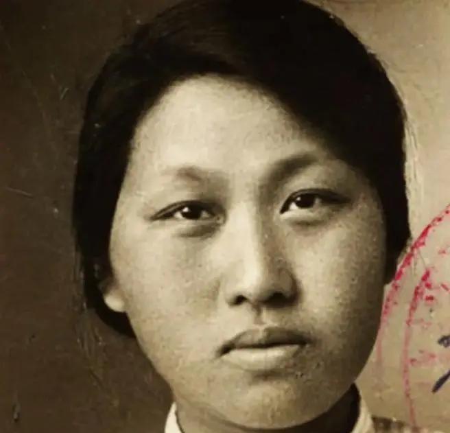 1909年，14岁的女孩被舅舅骗至青楼。鸨母瞅了一眼，撇嘴说：“宽嘴唇、塌鼻子、