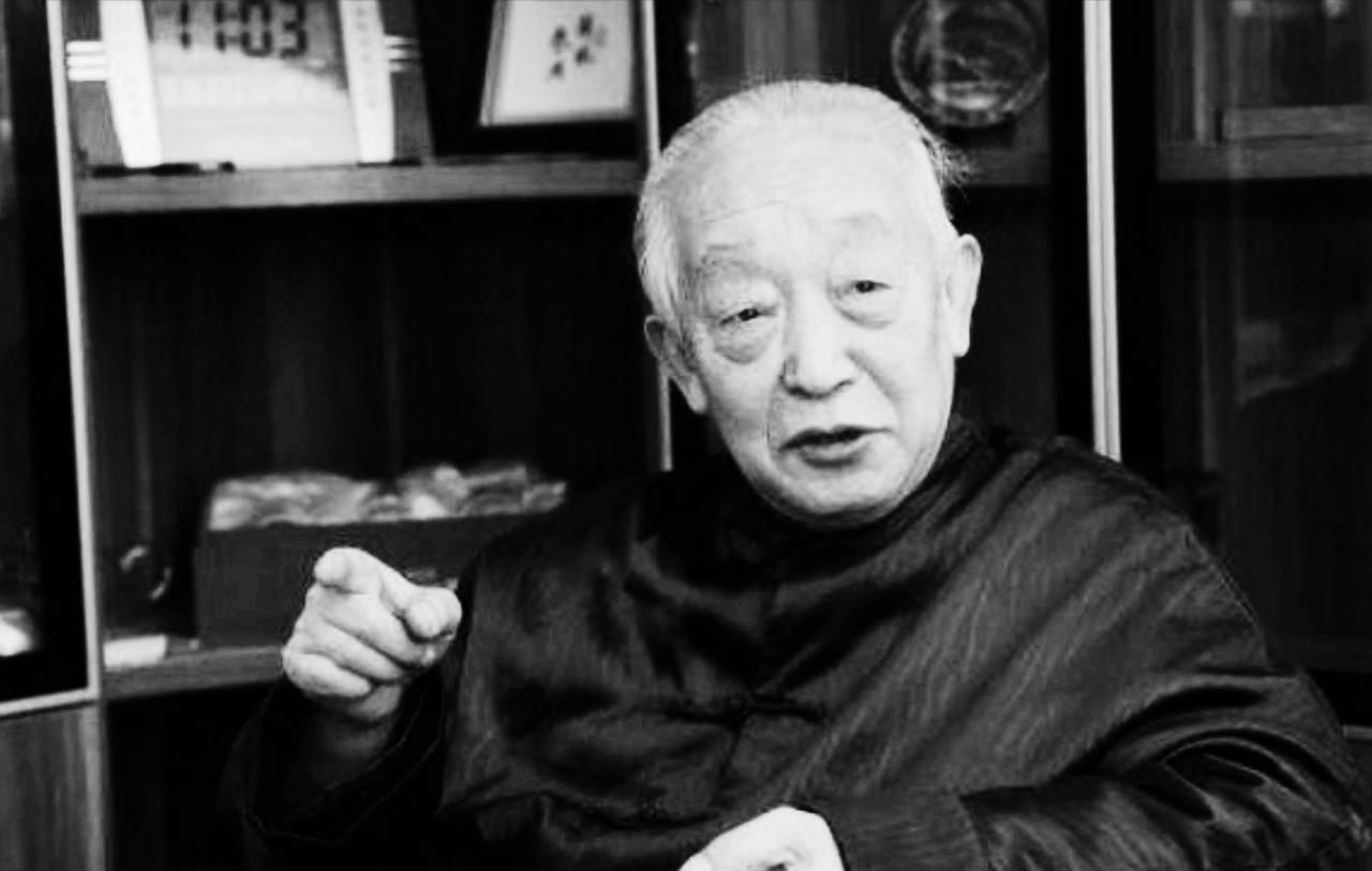 1981年，原杨家杖子矿务局工程师艾克离休，有老战友登门探望。一见面，老战友就讲