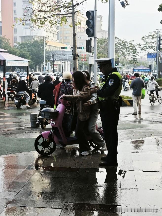 美女骑共享单车载人，当场被罚70元出门逛街撞见超真实的一幕！在街头路口，一